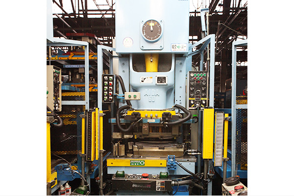 60ﾄﾝプレス機　立柱2次加工等